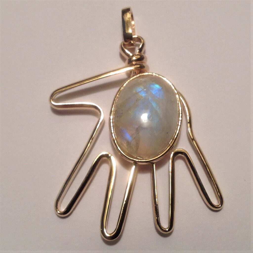 custom-gold-hand-pendant-min